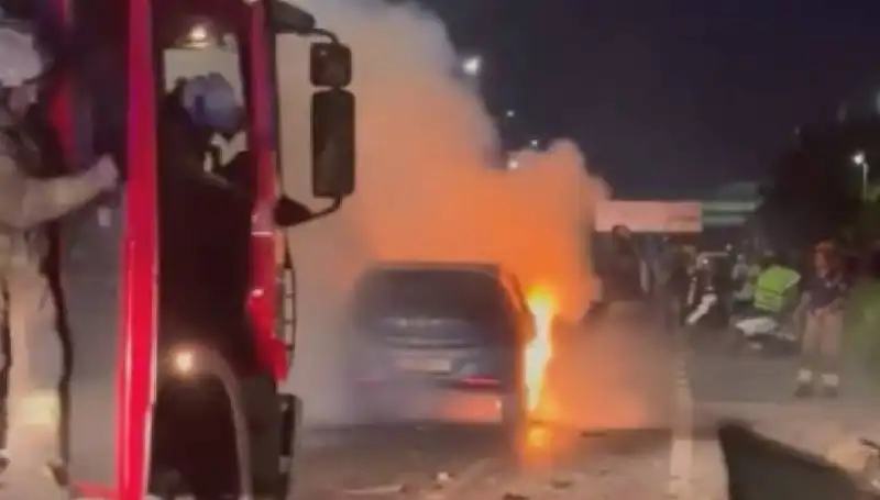 Otoyolda Bariyerlere Çarpan Araçta Korkunç Yangın: Detaylar ve Sonuçlar