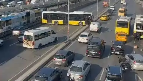 İstanbul Çalışanlar İçin Kabus: İETT Otobüsü İki Araca Çarptı