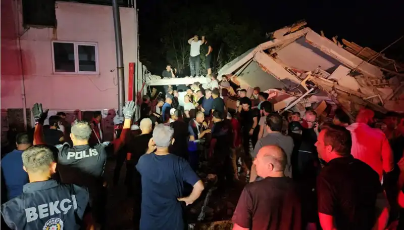 Balıkesir Sındırgı'da 6,1 Büyüklüğünde Deprem: Hayatını Kaybeden ve Yaralananlar
