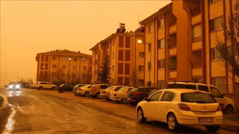 Meteoroloji'den Şaşırtan Uyarı: Çöl Tozu ve Çamur Yağmurları Geliyor!