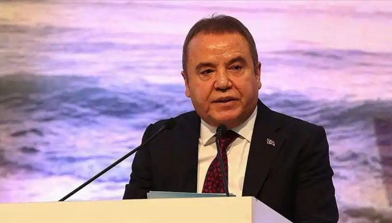Muhittin Böcek: Antalya’nın Sevgili Başkanı ve Siyasi Serüveni