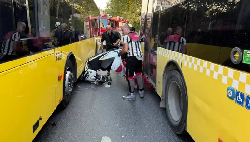 Motosiklet, İETT Otobüslerinin Arasına Sıkıştı, Kaza Anı Dehşet Verdi!