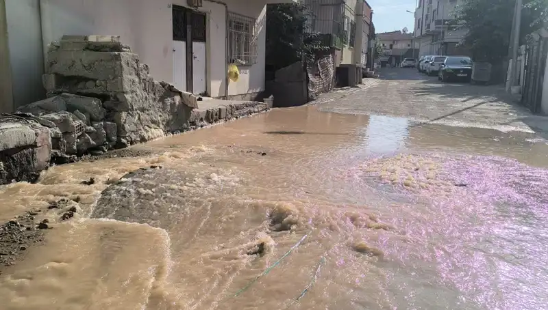İlçede Patlayan Su Hattı Çarşıyı Sular Altında Bıraktı!