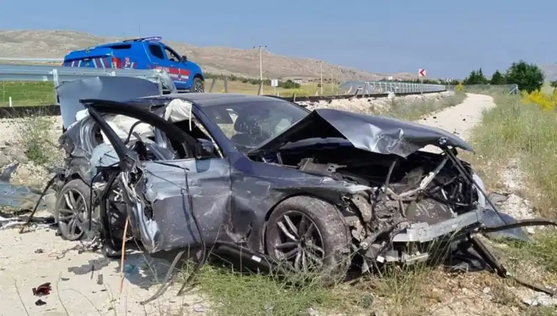 Sivas'ta Peş Peşe İki Trafik Kazası: 9 Kişi Yaralandı