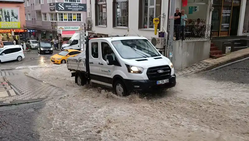 10 Dakikalık Sağanak, Şehirde Kaosa Neden Oldu: Su Baskınları Büyüdü!