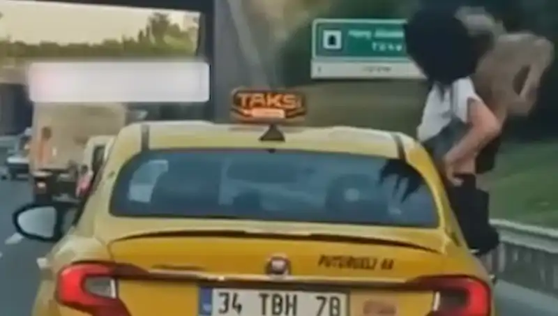 TEM Otoyolu'nda Şok Anlar! Taksinin Camından Sarkan Gençler Herkesi Şaşırttı