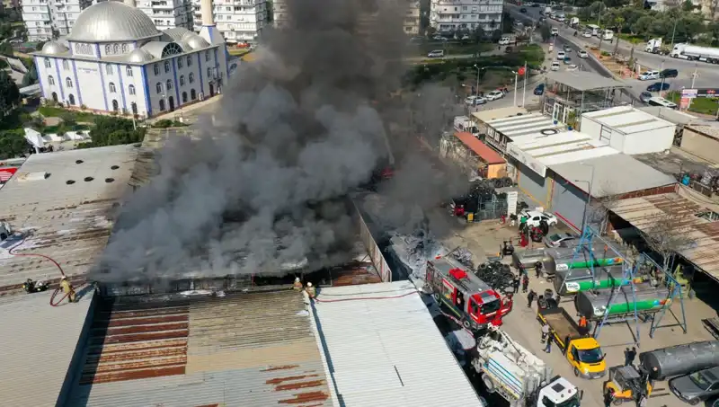 İzmir'de Lastikçi Yangını, Korku Dolu Anlar ve Zararlar