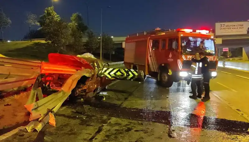 Bariyer Otomobile Saplandı: Korkunç Kaza Sürücüyü Ağır Yaraladı!