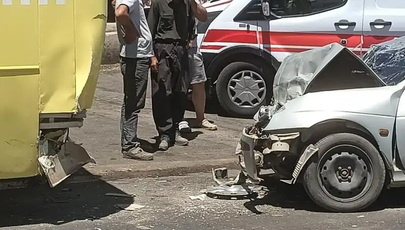 Halk Otobüsü ile Özel Araç Çarpıştı: İki Kişi Yaralandı