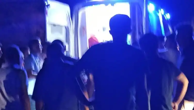 Otomobil Uçuruma Yuvarlandı, Sürücüsü Hastaneye Kaldırıldı