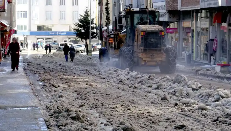 ** Sarıkamış'ta Kış Hazırlıkları Hız Kazanıyor: Kar ve Buzlar Temizleniyor!**