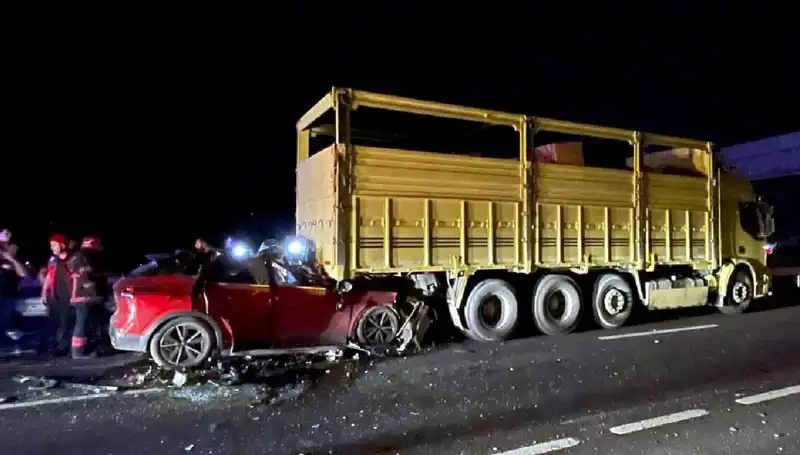 Kamyona Çarpan Araçtaki Sürücü Hayatını Kaybetti: Kaza Detayları