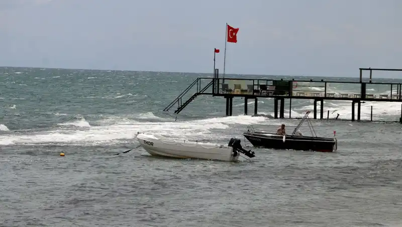 Poyrazın Etkisiyle Plajlarda Denize Girmek Yasaklandı