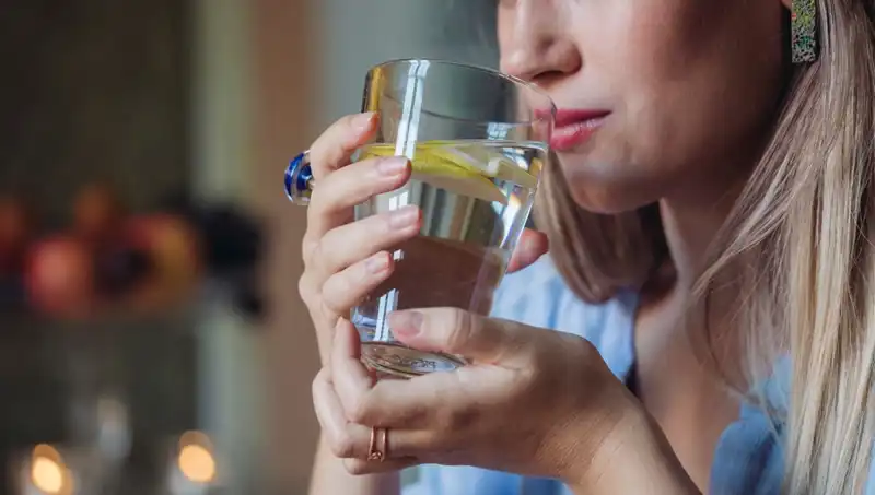 Harvardlı Uzmanın Açıklaması: Limonlu Su Gerçekten Sağlığımıza Ne Kadar Faydalı?