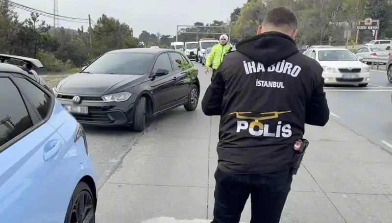 Emniyet Şeridini İhlal Eden Sürücü Suçu Yolculuğunda Buldu