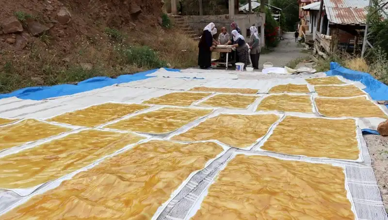 Dev Kazanlarda Odun Ateşiyle Yemek Hazırlığı: Kış Sofralarının Vazgeçilmezi