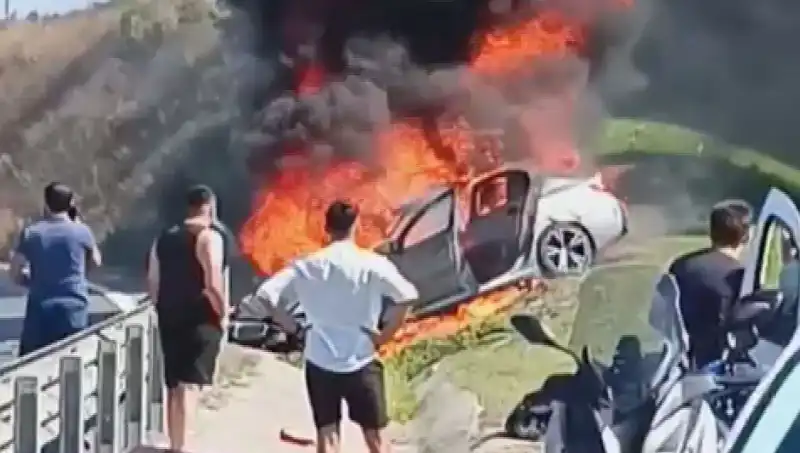 Eğlenceli bir yolculuk sona erdi: TEM’deki otomobil yangını paniğe neden oldu