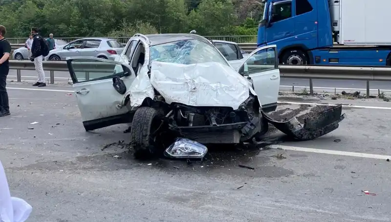 Beton Kanal ve Bariyerlere Çarpan Araçta 3 Yaralı!