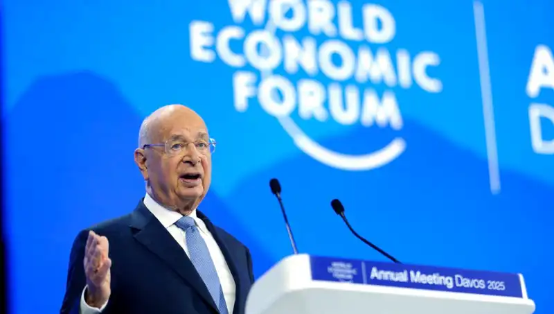 Klaus Schwab, Davos’un Yüzü Olan Dünya Ekonomik Forumundan İstifa Etti