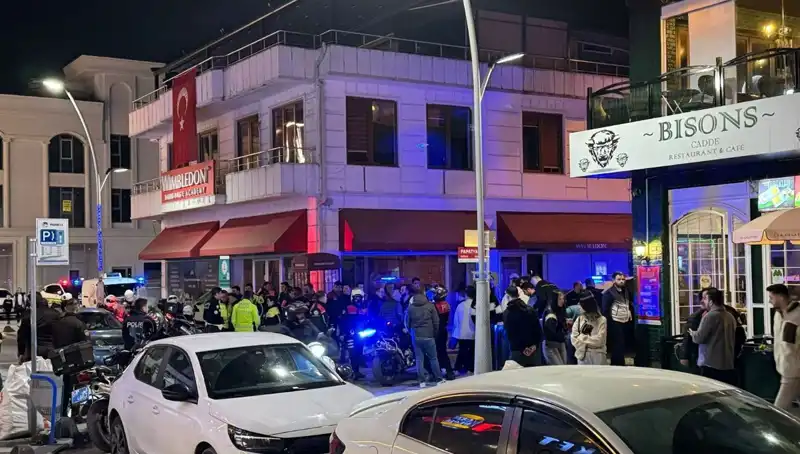 Kafe Sahibi, Havaya Ateş Açan Kişiyi Engellemeye Çalışırken Bıçaklandı