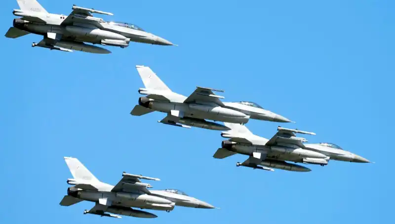 ABD, Ukraynalı Pilotlar için 310 Milyon Dolarlık F-16 Eğitim Programı Başlattı