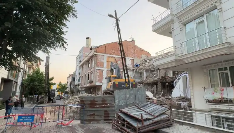 Yıkılmakta Olan Bina Neden İki Sokağı Karanlıkta Bıraktı?