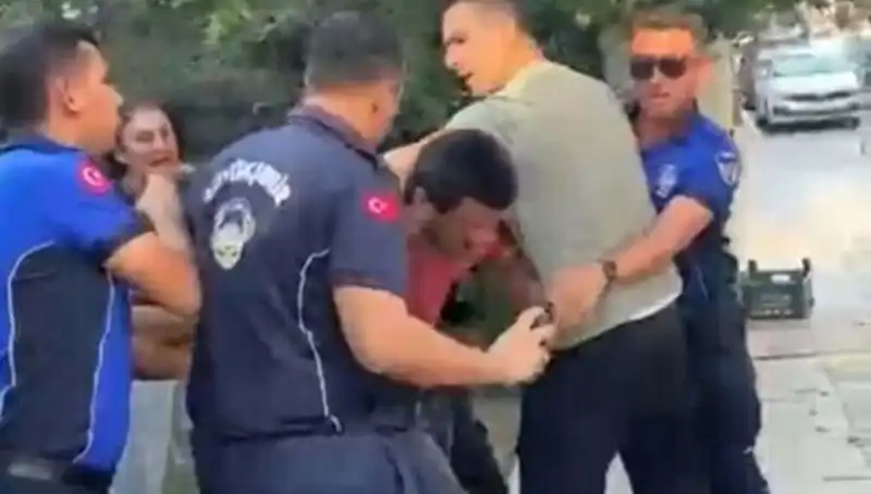 Sokak Ortasında Seyyar Satıcıya Zabıtadan Dayak! Olayın Ardındaki Gerçekler Neler?