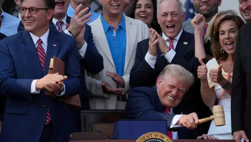 Trump, 'Büyük, Güzel Yasa Tasarısı'nı İmzaladı: Ekonomi ve Politika Üzerindeki Etkileri