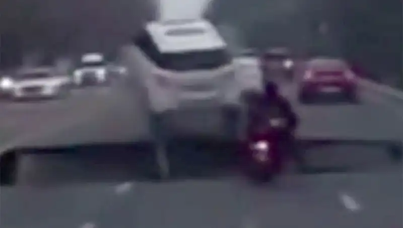 Güney Kore Otoyolunda Dev Çukur: Motosiklet Kullanıcısı Korku Dolu Anlar Yaşadı