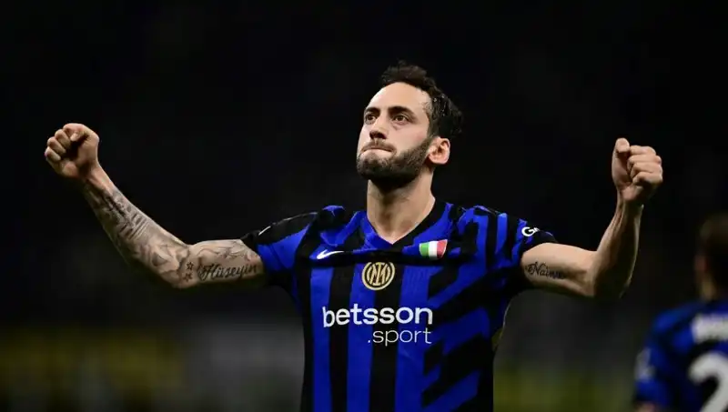 Hakan Çalhanoğlu'nun Tatile Gitmesi Inter'i Korkuttu mu? Menajeriyle Görüşme Yapıldı