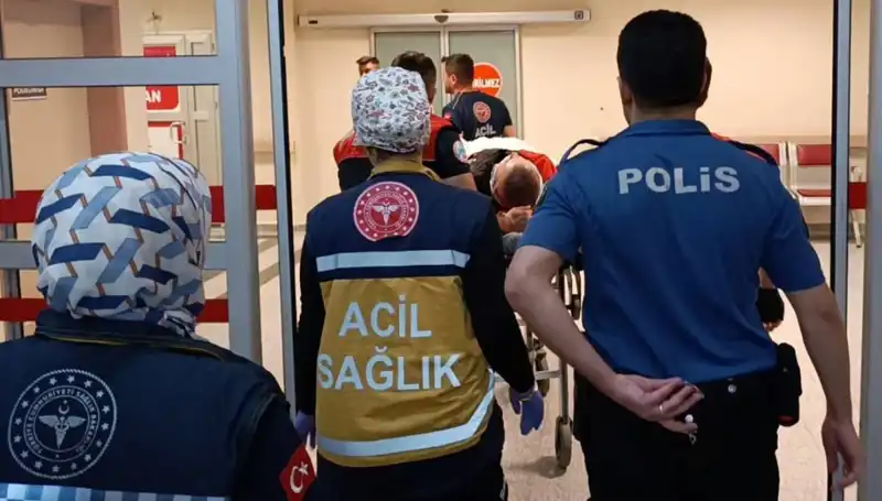 : Polis Ekipleri Kazada Yaralanan İki Kişiyi Kurtardı