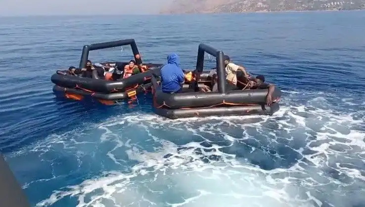 Ayvacık'ta Sürükleyici Kurtarma Operasyonu: 19 Kaçak Göçmen Kurtarıldı