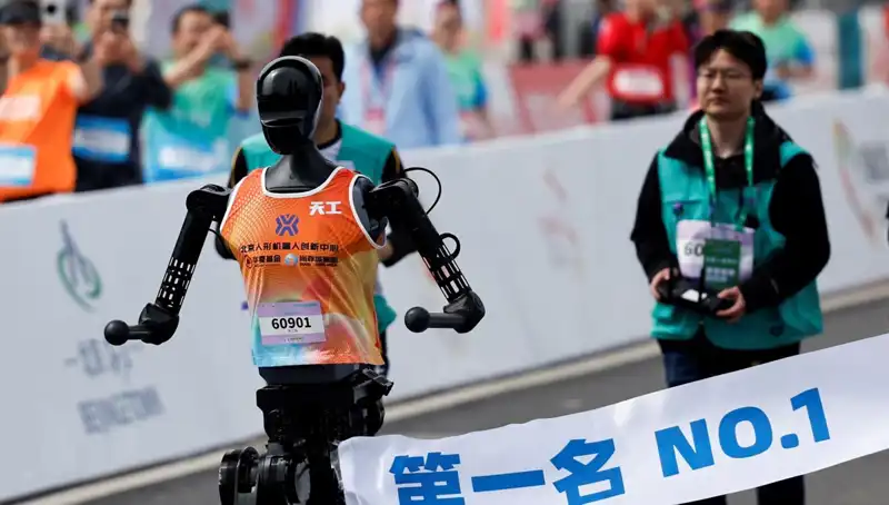 Çinli Robotlar İnsanlarla Maraton Koştu: Yapay Zeka Yarışında Yeni Bir Dönem