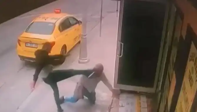 Oğlunun Alacaklısı Bacağını Kırdı: Taksi Durağında Dehşet Anları