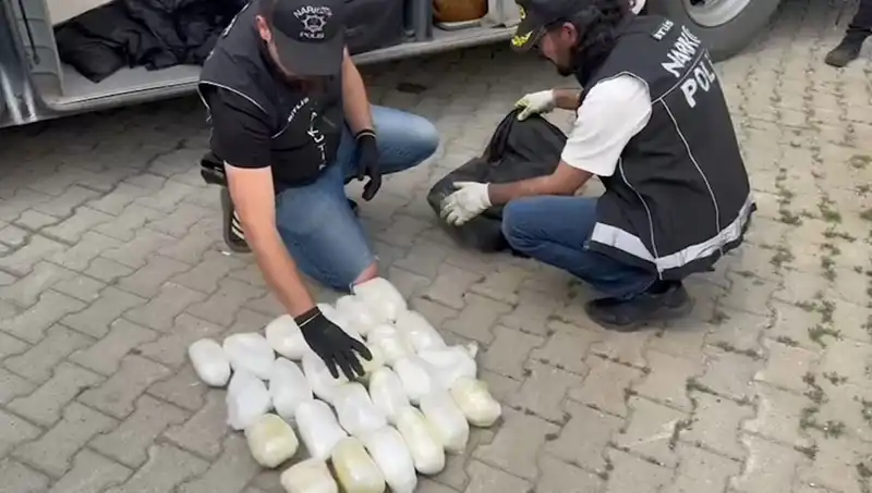 Yolcunun Valizinde Şok Edici Bulgu: 13 Kilo Metamfetamin Ele Geçirildi