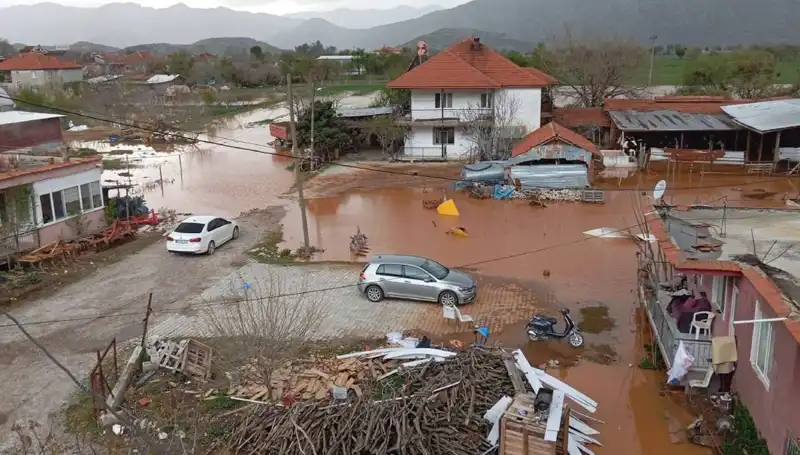 Burdur'da Şiddetli Yağış Felaketi: Evler ve Ahırlar Sular Altında Kaldı