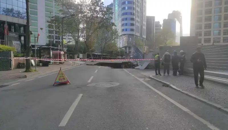 Sarıyer'de Ani Yol Çökmesi: Trafik Kaosu Başladı