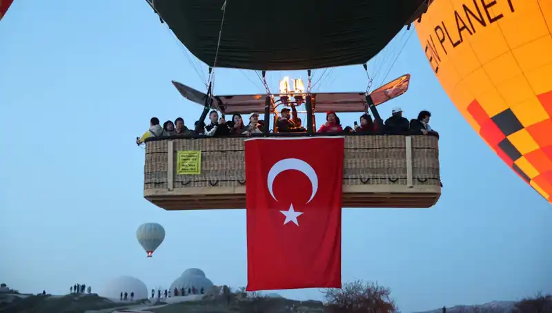 Kapadokya'nın Gökyüzü Türk Bayraklarıyla Renklendi: 23 Nisan Coşkusu
