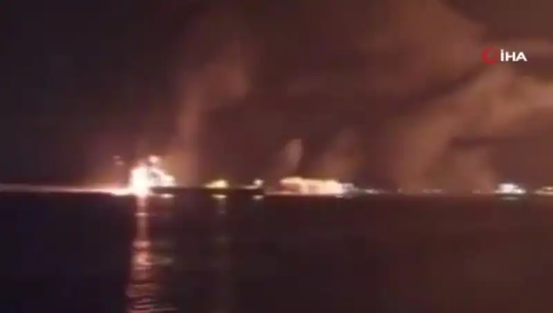 ABD'nin Yemen'de Stratejik Yakıt Limanı Bombardımanı: Arkasında Yatan Nedenler Nelerdir?