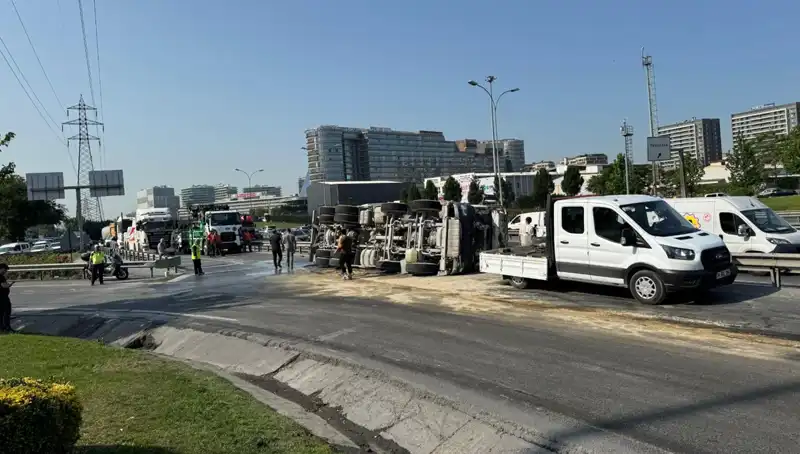 D-100 Yan Yolunda Beton Mikseri Devrildi: Trafik Kaosu!