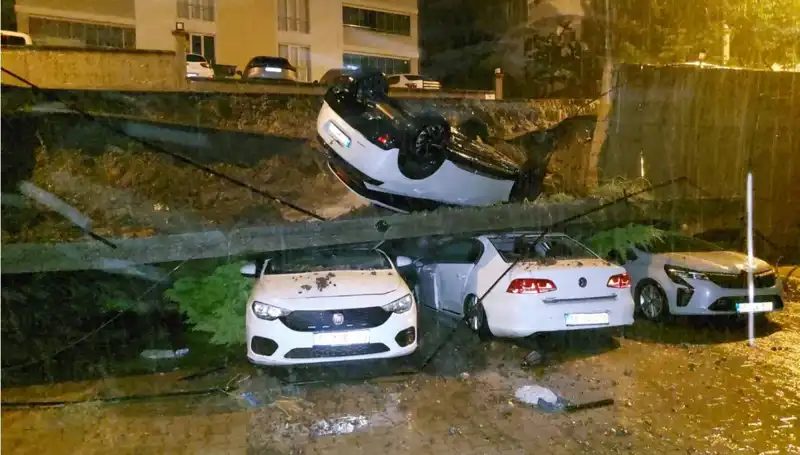 Duvar Çökmesi Sonrası 4 Araç Kullanılamaz Hale Geldi