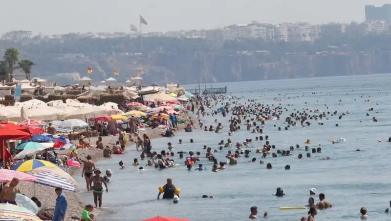 Antalya'da Yaz Havası Devam Ediyor: Deniz Suyu Isındı!