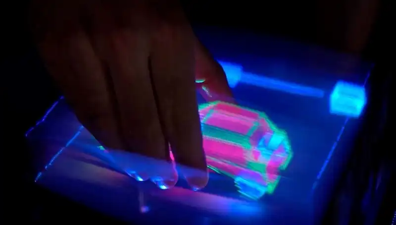 Dünyanın İlk Etkileşimli 3D Hologramı: Gelecek Burada