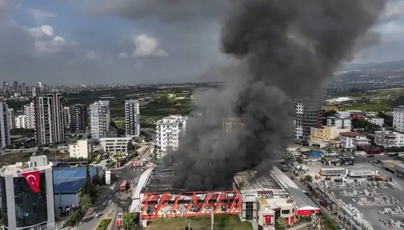 Mersin’de Fabrika Yangını: TOMA ve İtfaiye Mücadele Etti