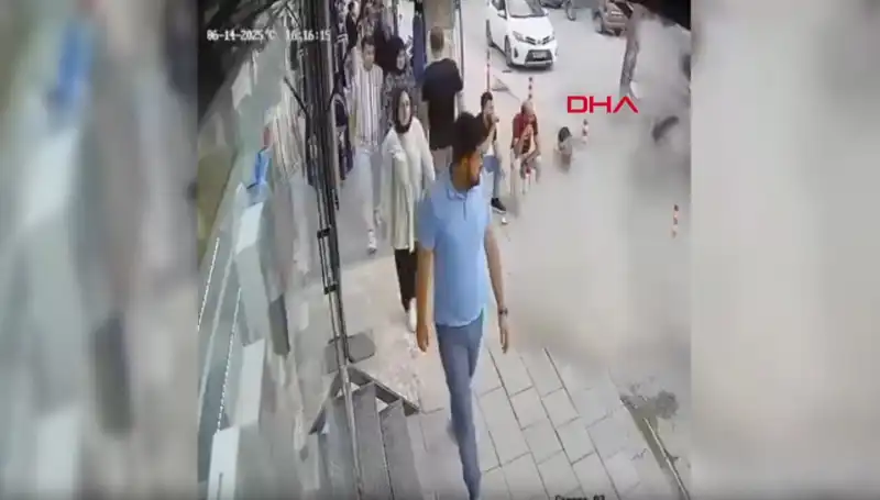 TIR Pastik Patladı, Sokakta Aniden Yaşanan Panik Anları