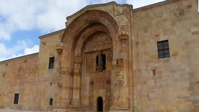 Divriği Ulu Camii ve Darüşşifası: Tarihin Kapıları Ziyaretçilerini Bekliyor