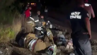 Hatay'da İtfaiye Ekibi Zorlu Yangın ile Mücadele Ederken Yorgunluk Molası Verdi