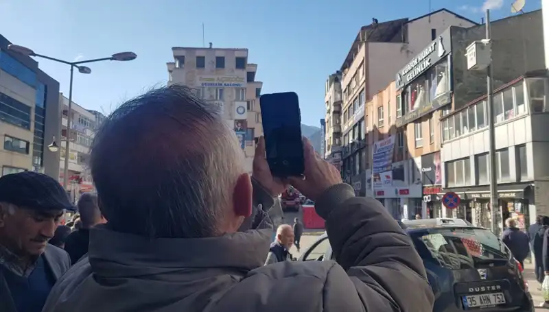 Çatıya Çıkan Kişiyi Görüntülemek İçin Yarışan Kalabalık Şaşırttı