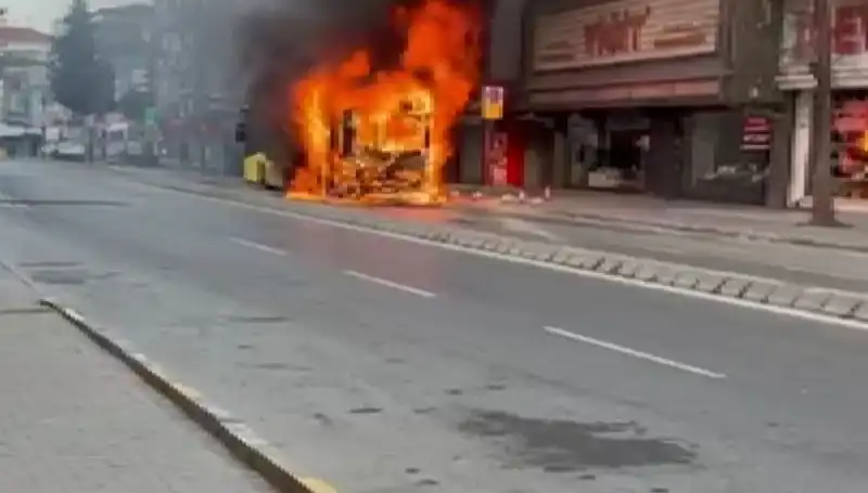Ümraniye'de Gizemli Yangın: Korku Dolu Anlar Yaşandı!