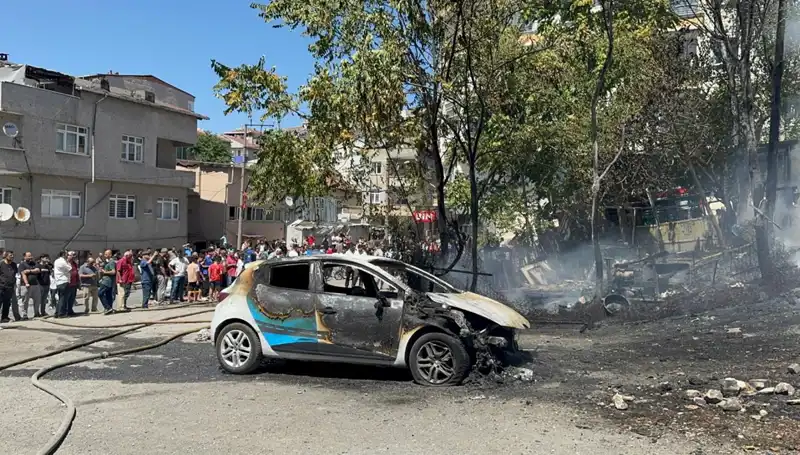 Gecekonduda Çıkan Yangın, Park Halindeki Araçları Tehdit Etti